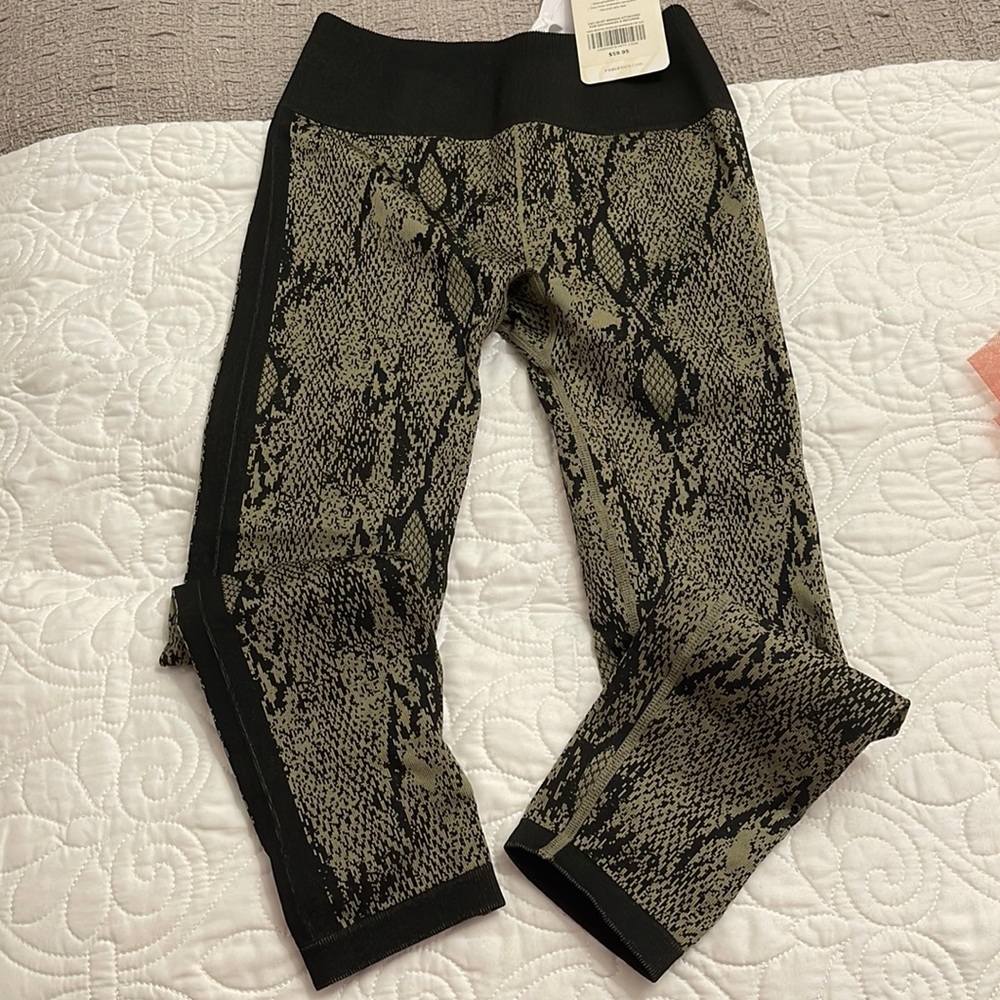 NWT Fabletics 3/4 length leggings size small